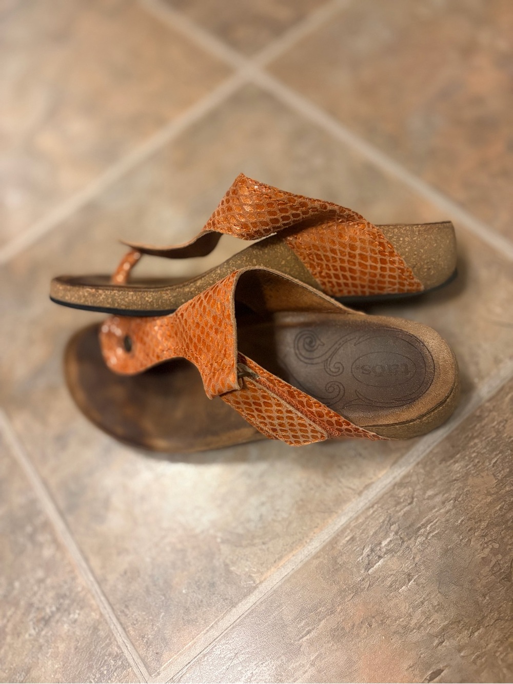 Taos Footwear Orange Snake-Texture Thong Sandals size 6-6.5